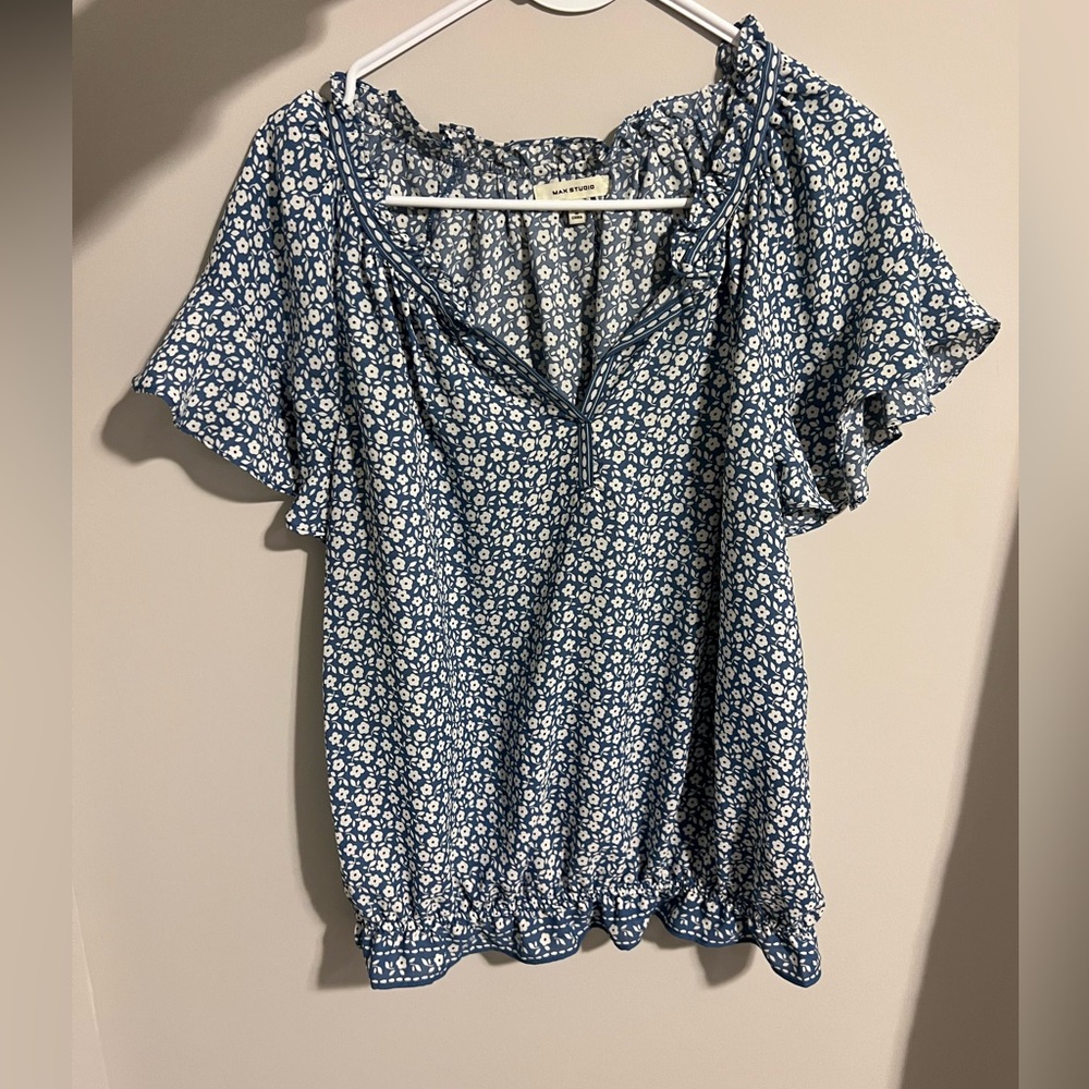 Max studio blue and white floral print top